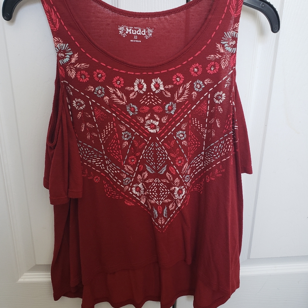 Women's top with open shoulder sleeves